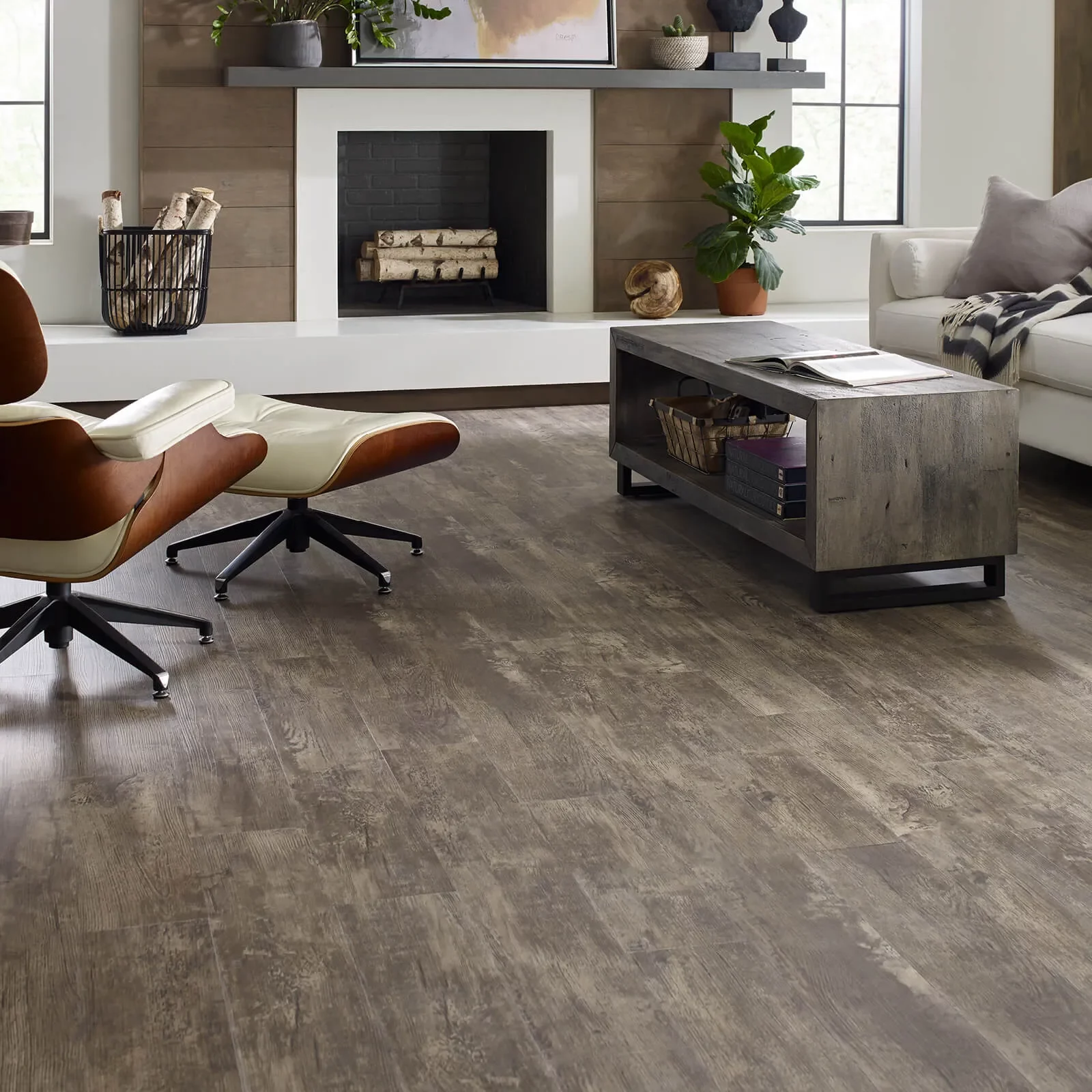 Paramount-Plus-512C-00728-Jade-Oak-FamilyRoom-Wood